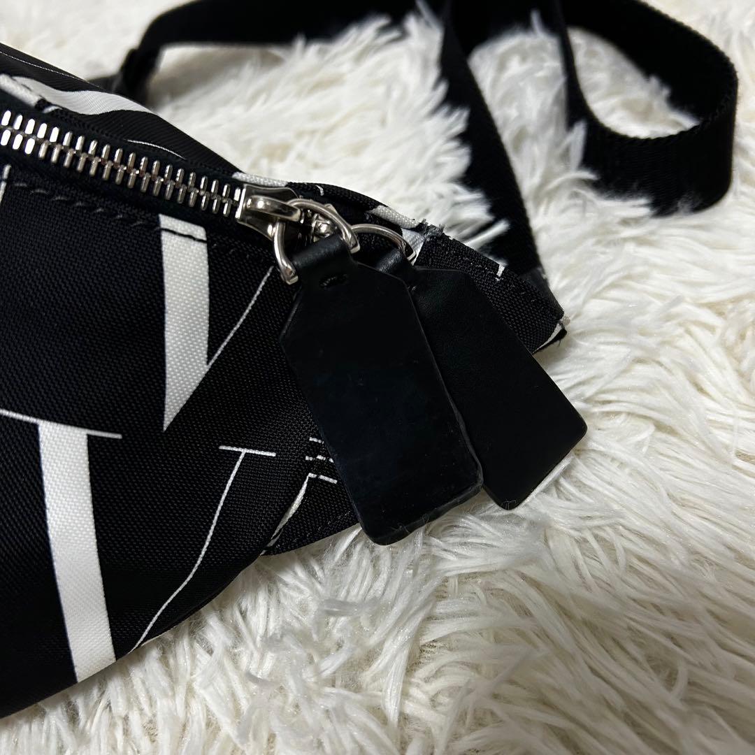 極美品　valentino VLTN ボディバッグ　ショルダーバッグ　ロゴ入り