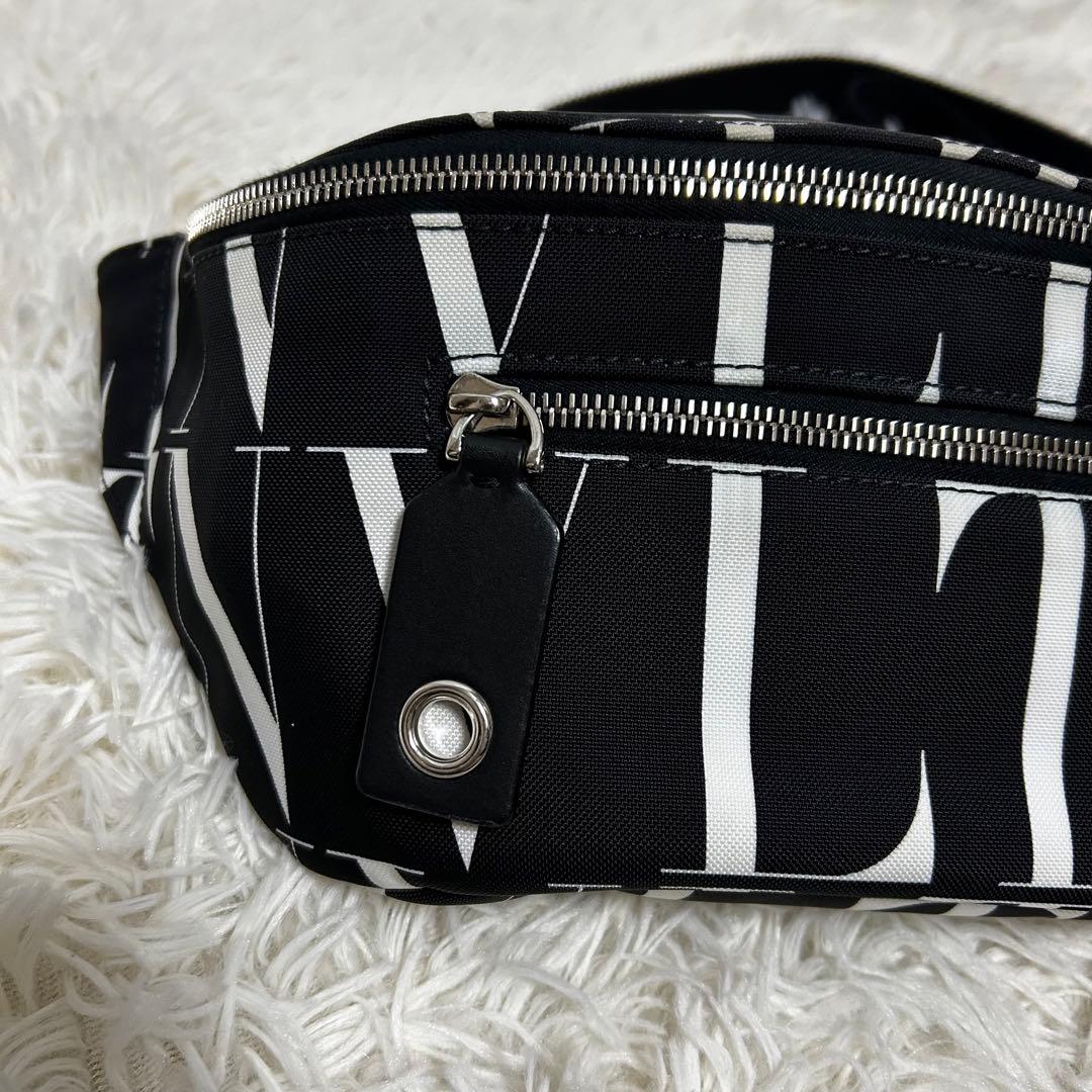 極美品　valentino VLTN ボディバッグ　ショルダーバッグ　ロゴ入り