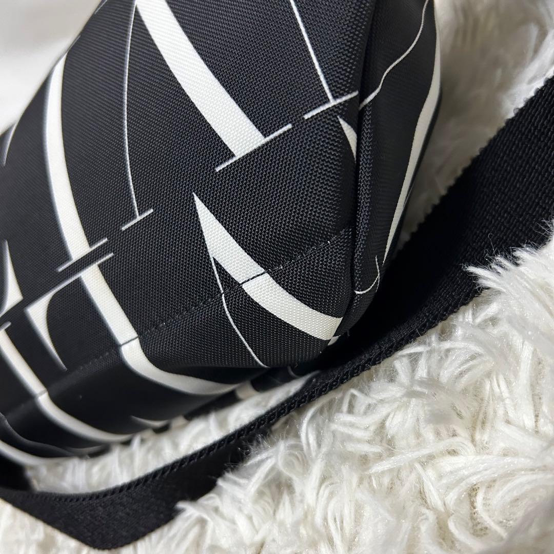 極美品　valentino VLTN ボディバッグ　ショルダーバッグ　ロゴ入り