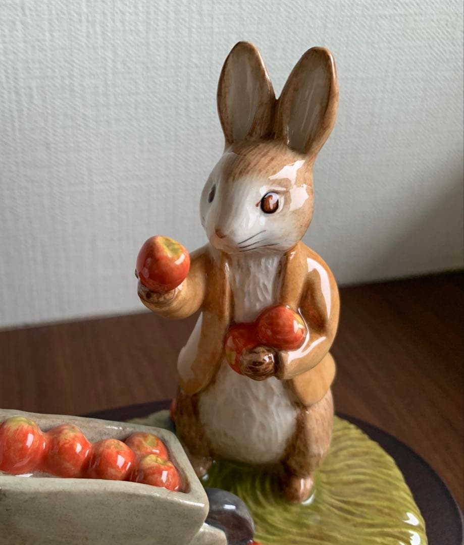 ピーターとベンジャミン タブロー りんご アップル ピーターラビット 置物