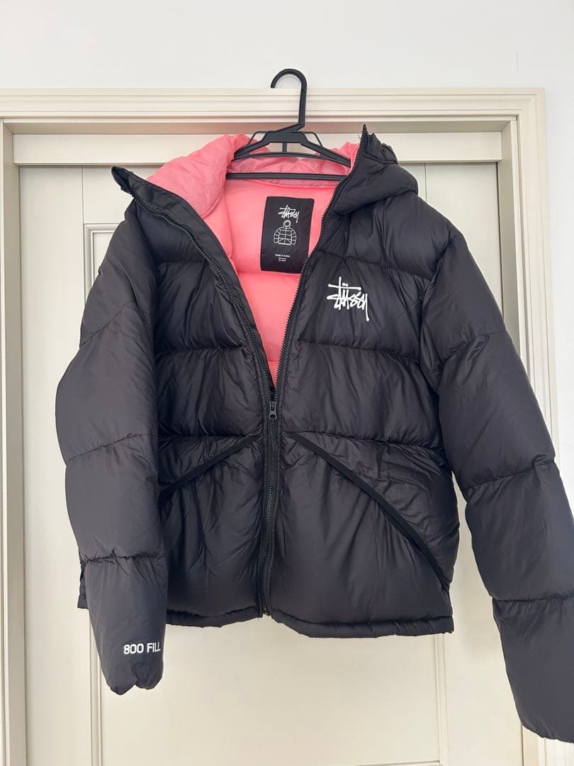 Stussy ダウンジャケット ブラック/ピンク - メルカリ