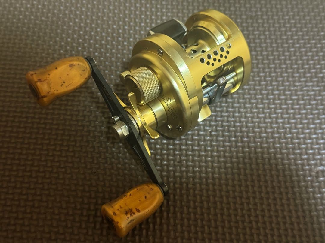 シマノ　初代　カルカッタコンクエスト 100 右　RH442100