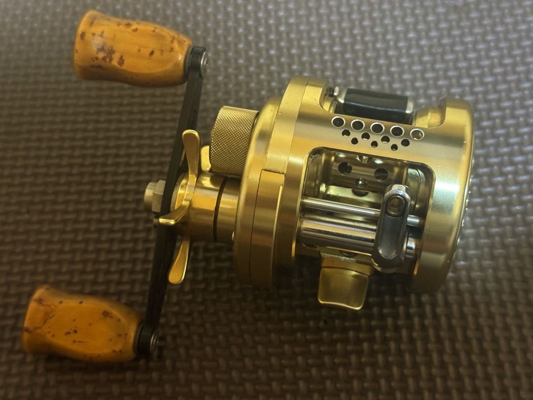 シマノ　初代　カルカッタコンクエスト 100 右　RH442100