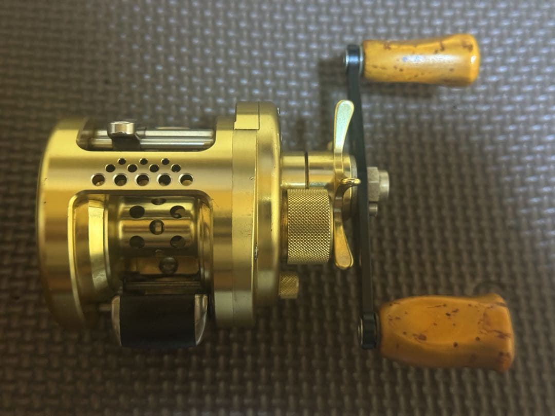 シマノ　初代　カルカッタコンクエスト 100 右　RH442100