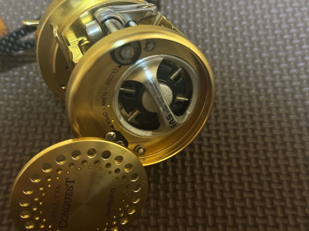 シマノ　初代　カルカッタコンクエスト 100 右　RH442100