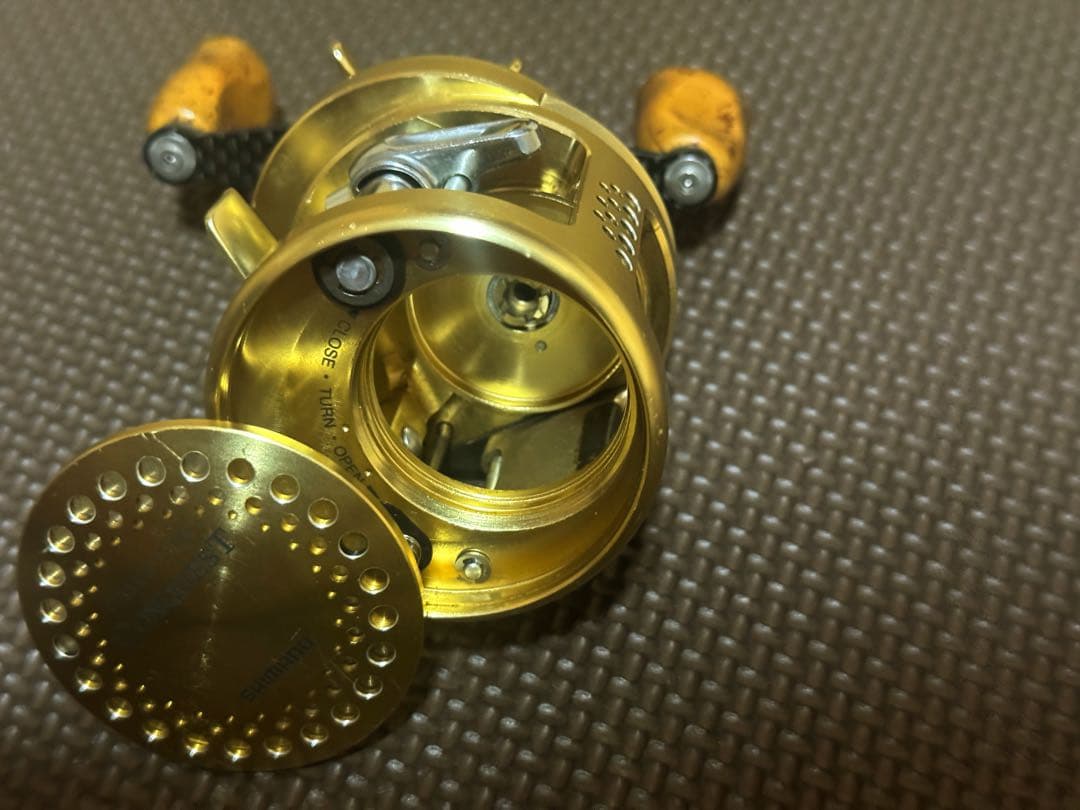 シマノ　初代　カルカッタコンクエスト 100 右　RH442100