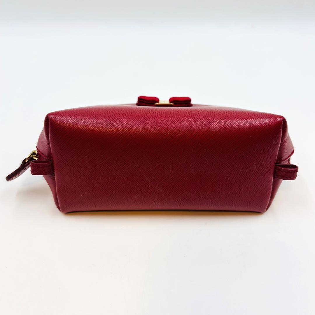 【美品】サルヴァトーレフェラガモ ポーチ レザー ヴァラリボン ゴールド金具 赤
