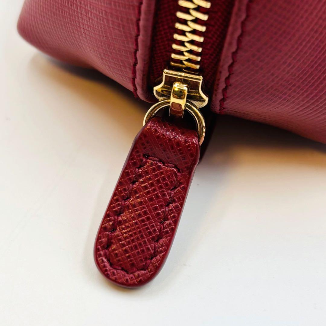 【美品】サルヴァトーレフェラガモ ポーチ レザー ヴァラリボン ゴールド金具 赤