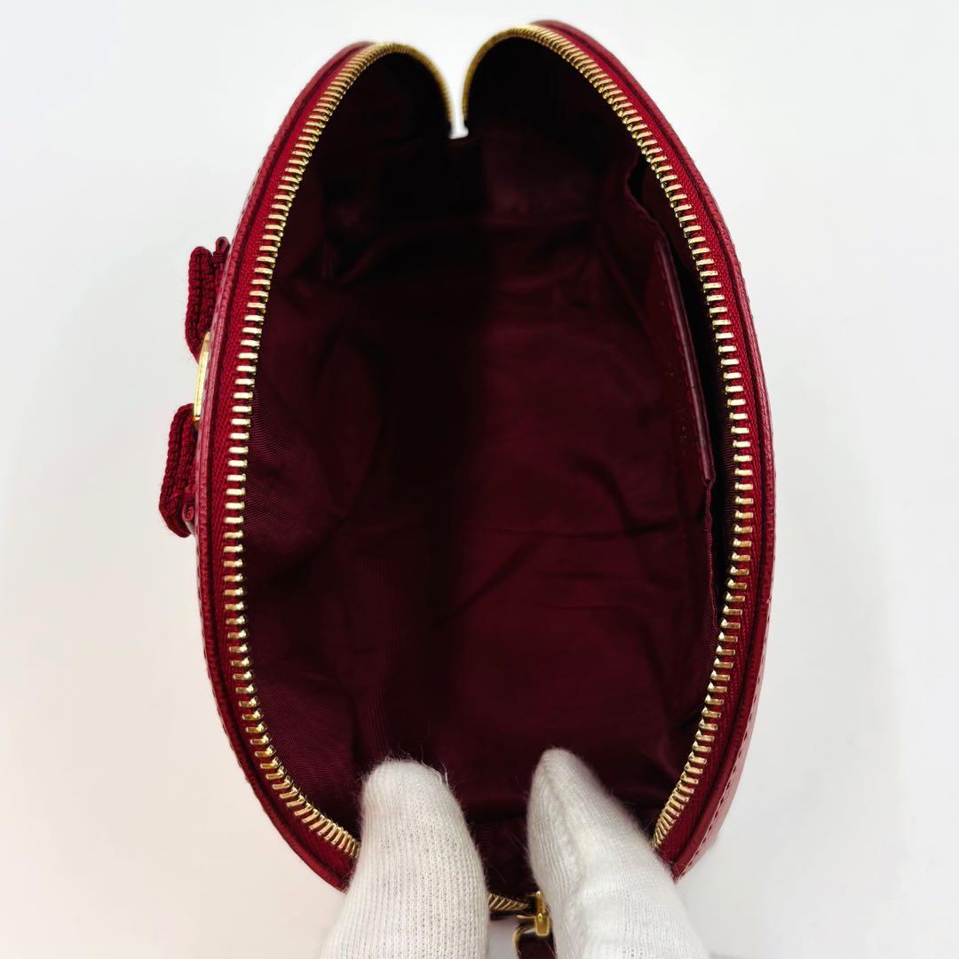 【美品】サルヴァトーレフェラガモ ポーチ レザー ヴァラリボン ゴールド金具 赤