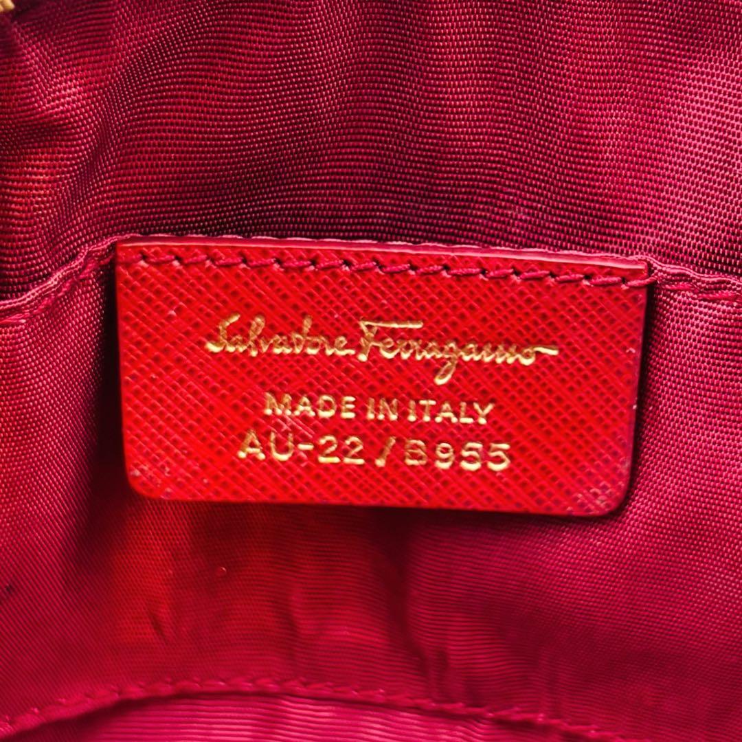 【美品】サルヴァトーレフェラガモ ポーチ レザー ヴァラリボン ゴールド金具 赤
