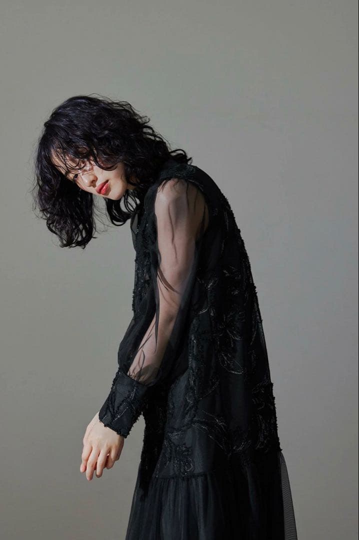 nianaフェザーフラワーチュールドレス