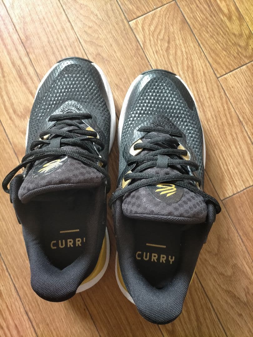 CURRY バスケットボールシューズ ブラック/ゴールド