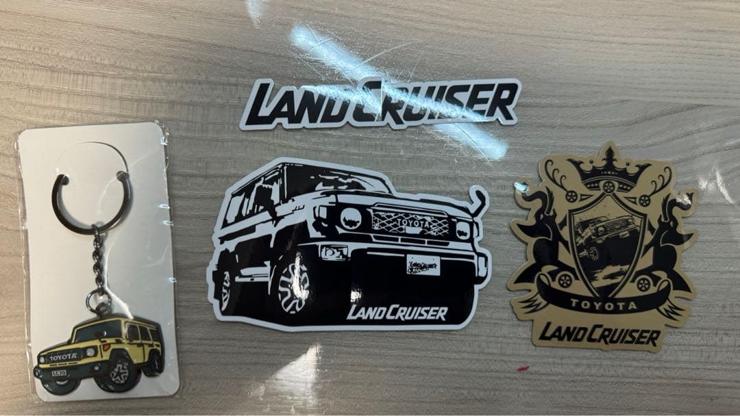 ランクル70 キーホルダー ステッカー付き - メルカリ