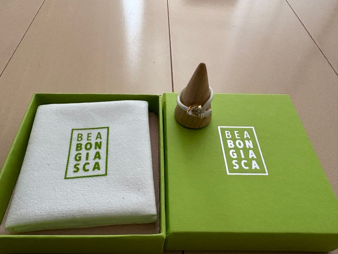 TRILLION VINE RING IN WHITE ベア ボンジェスカ