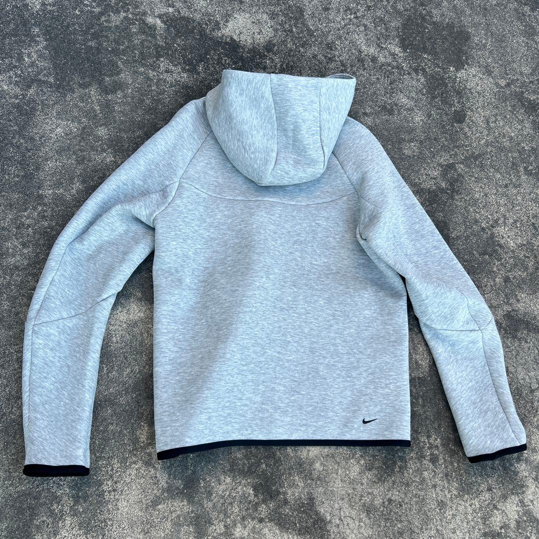 2025製 ナイキ テックフリース フルジップパーカー グレー 赤タグ