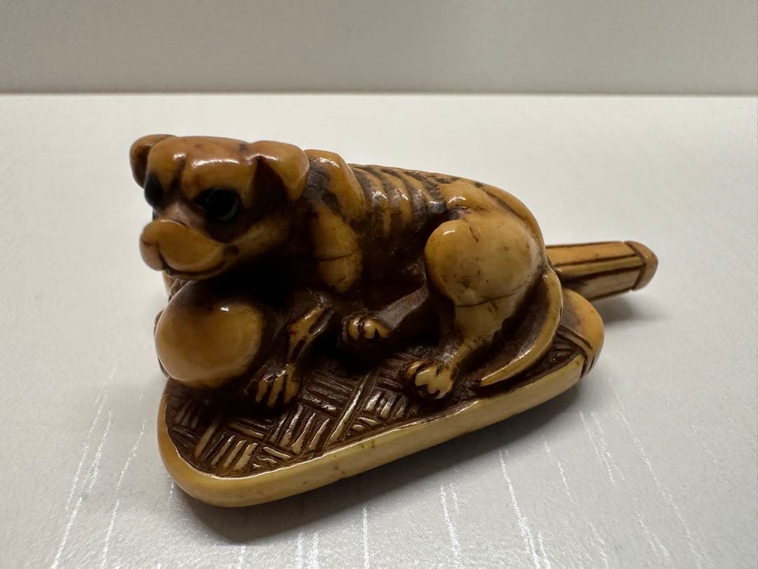 根付　扇の上の犬の値付　江戸時代