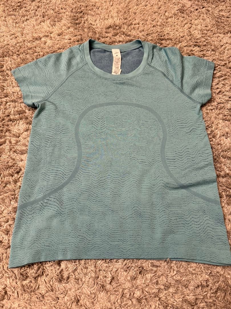 Lululemon Tシャツ