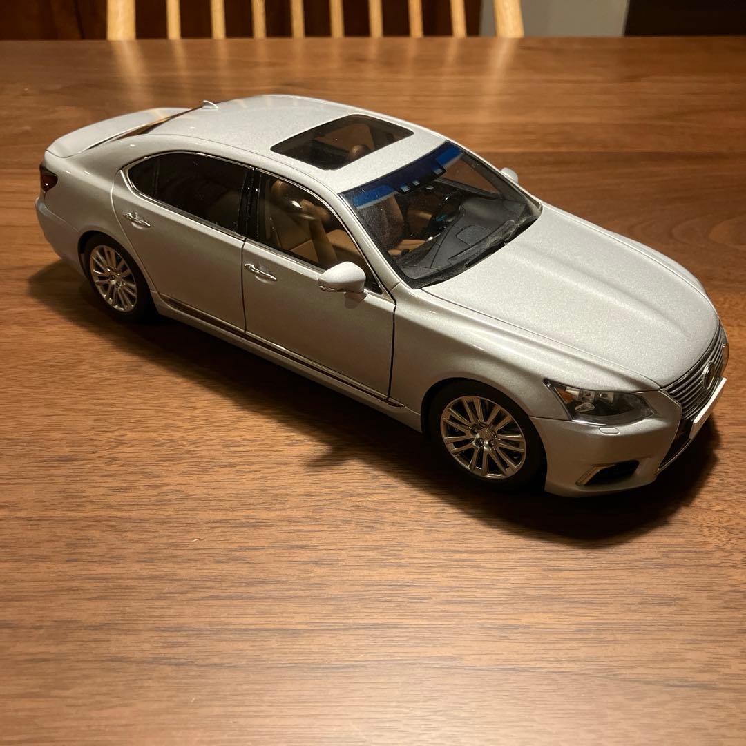 オートアート 1/18 レクサス LS600hL シルバー ミニカー