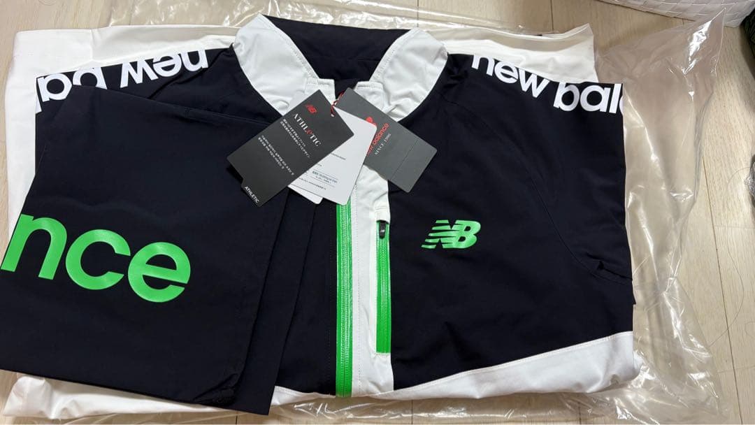 新品タグ付 ニューバランス レインウェア セットアップ ホワイト/ブラック 2