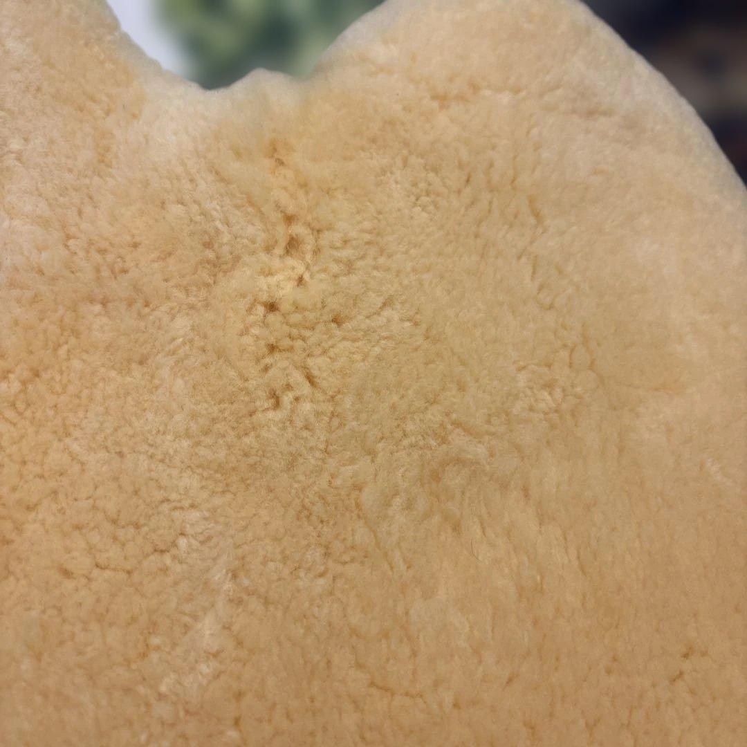 値引きします。必要な方にどうぞ！ベージュ ⚫︎ムートン二匹ものナーシングラック