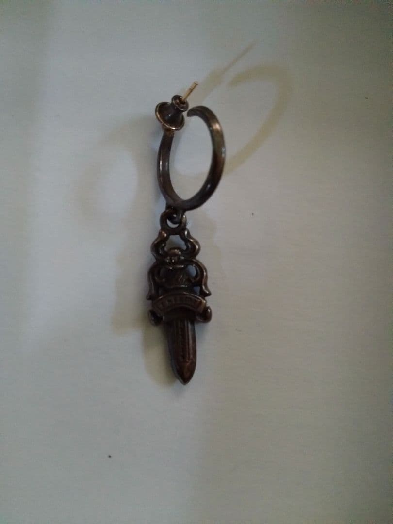 クロムハーツ 剣型ダークブラウン金属製ピアス(片耳用)