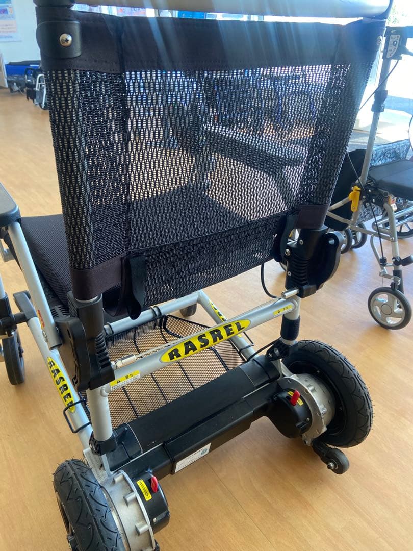 ワンタッチ折りたたみ電動車椅子『ラスレル』　カラー:ブラック