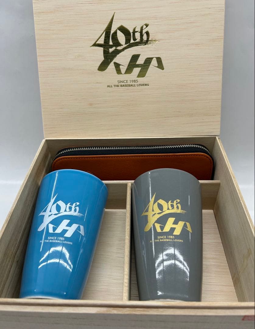 ハタケヤマのロゴ有りラウンドファスナー財布と有田焼ビアマグのセット 新品未使用