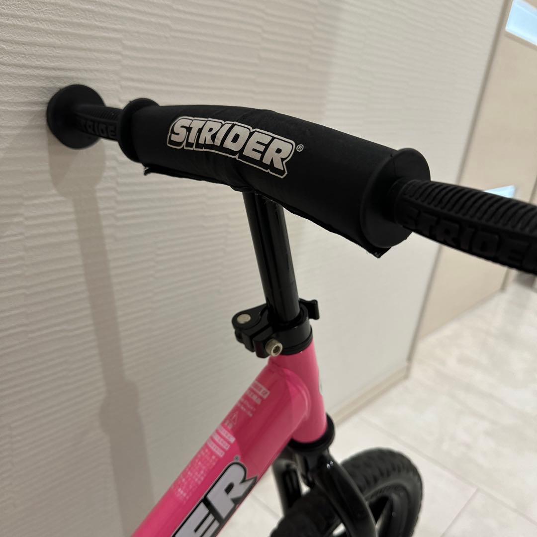 1日限定セール！！！ストライダースポーツピンク12インチ　ミニオンヘルメット付き