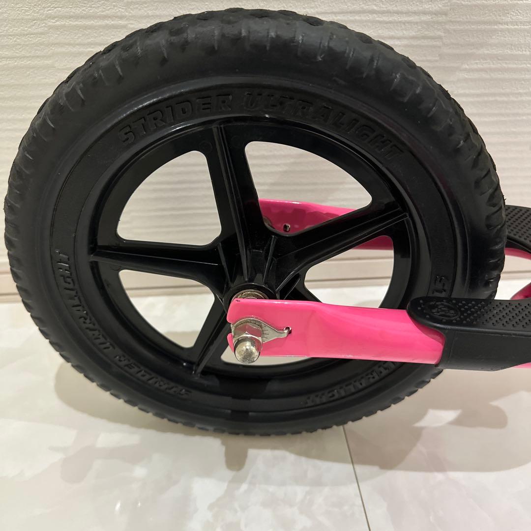 1日限定セール！！！ストライダースポーツピンク12インチ　ミニオンヘルメット付き