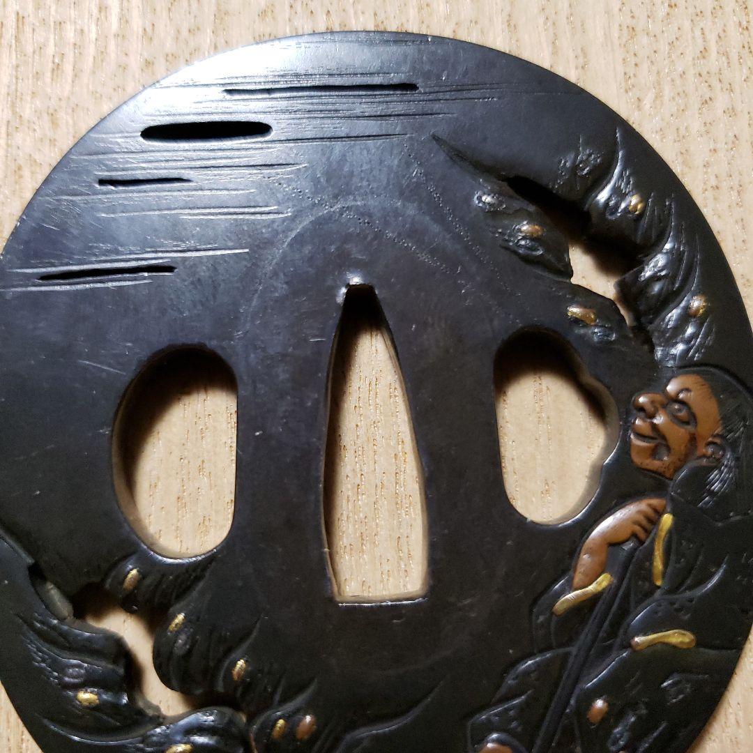 鉄拐仙人図鐔　直定　竪丸形　赤銅磨地　鋤出高彫　象篏色絵　小透　角耳小肉　鍔 鐔