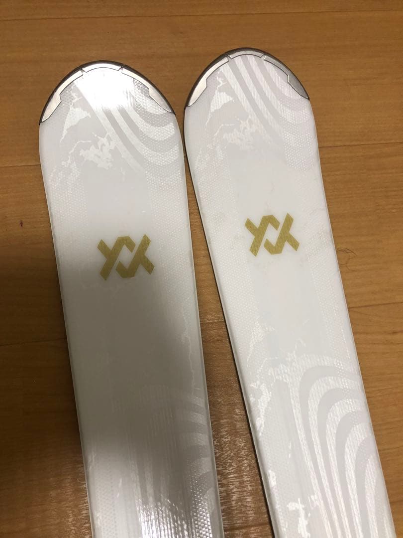 XX スキー板 ホワイト/ブラック バインディング付きそしてブーツのセット