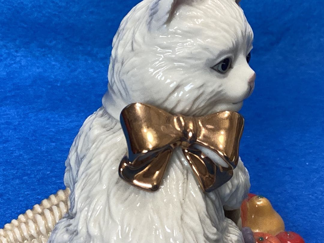 レノックス フルーツバスケット、ボールを抱く陶器製 白い猫の置物 2体