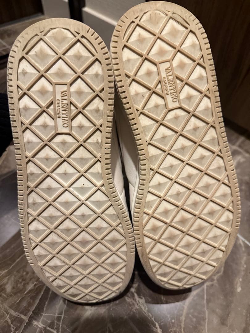 VALENTINOワンスタッズ カーフスキン ロートップスニーカーサイズ23cm