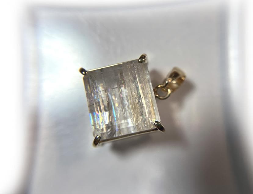 宝石質 ベリロナイト ペンダントトップ◇鑑定書付き7.609ct - メルカリ