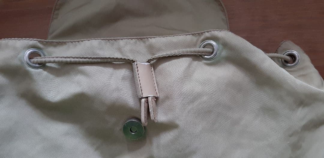 プラダ　リュック　ベージュ