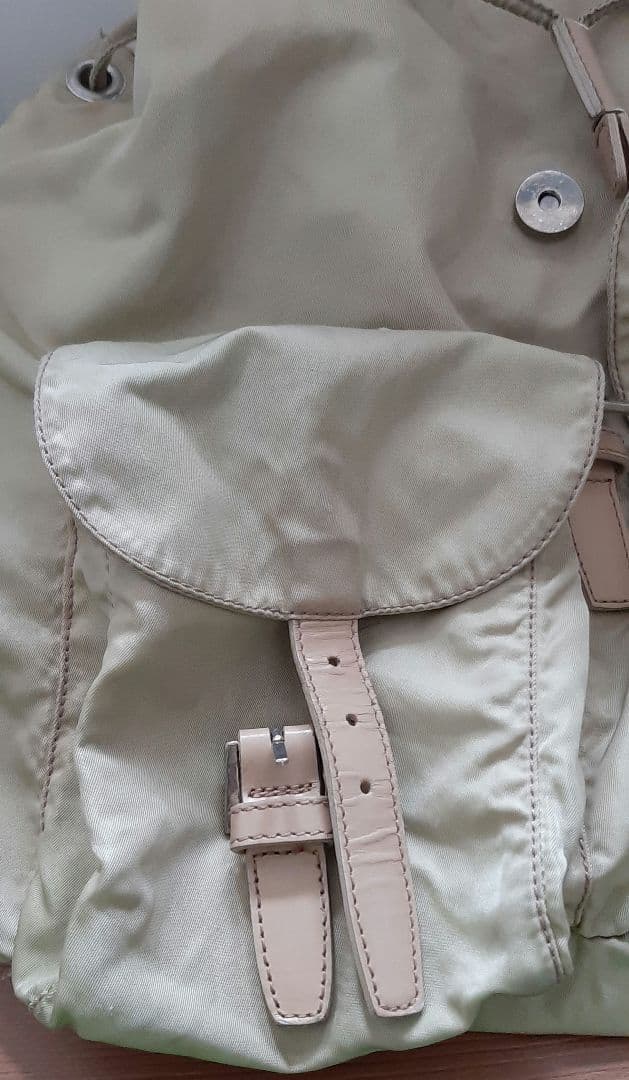 プラダ　リュック　ベージュ