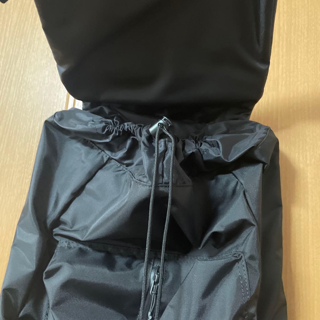 ear購入シンプルな黒のバックパック旅行にも最適美品