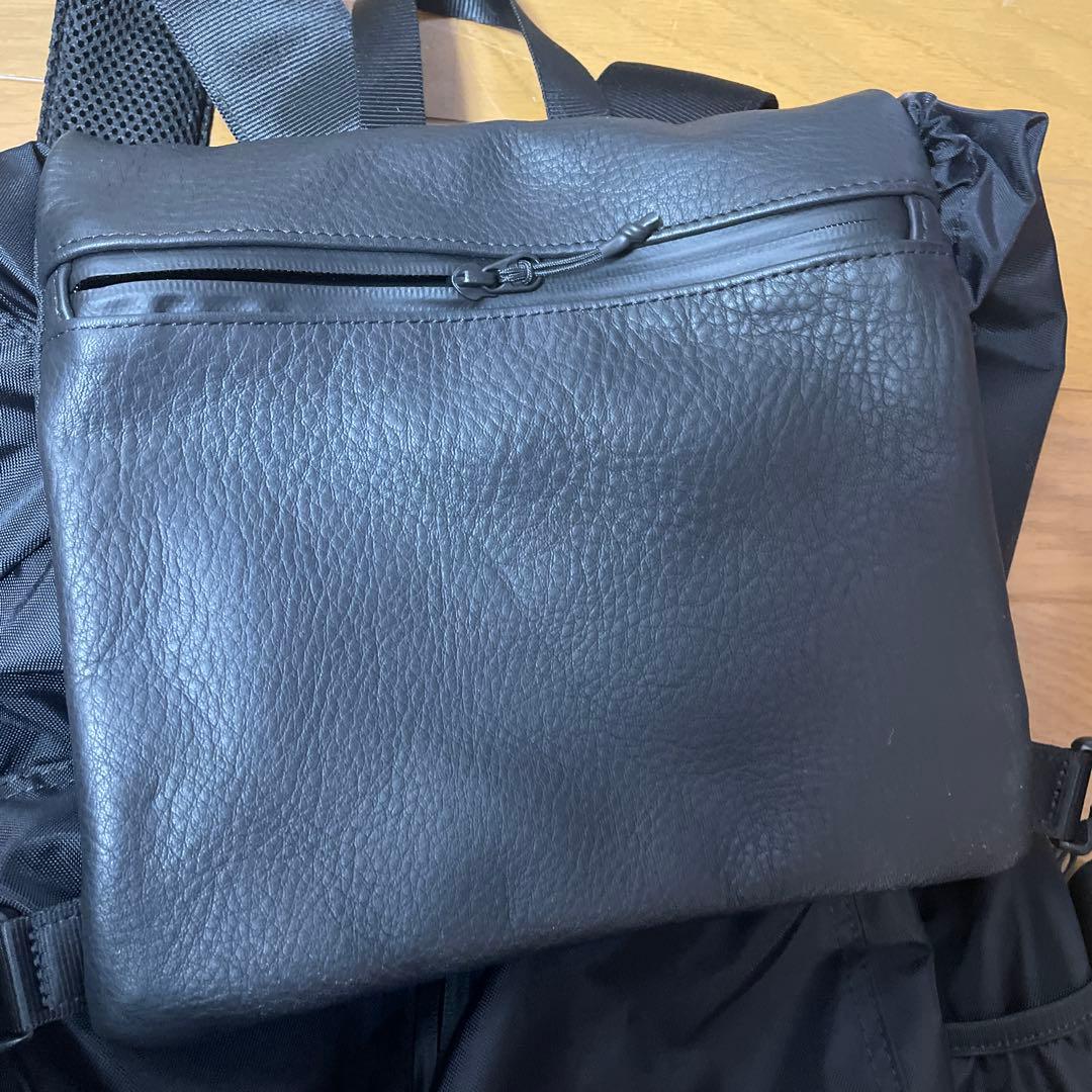 ear購入シンプルな黒のバックパック旅行にも最適美品
