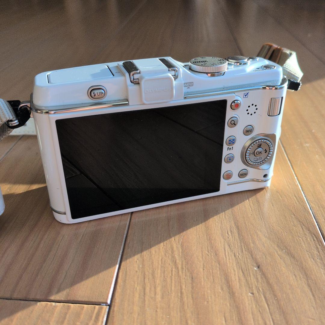 OLYMPUS E-P3 ホワイト ミラーレス一眼　ツインレンズキット　EVF付