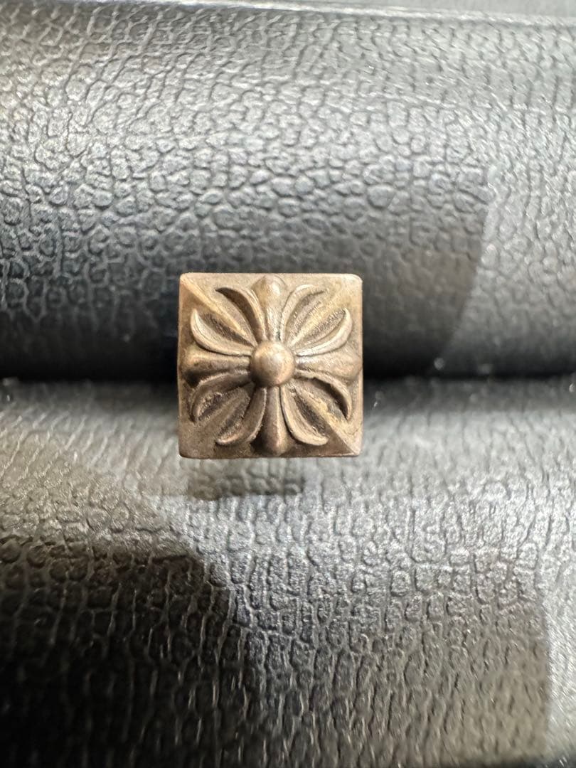 早い者勝ち！CHROME HEARTS STUD PYRAMID