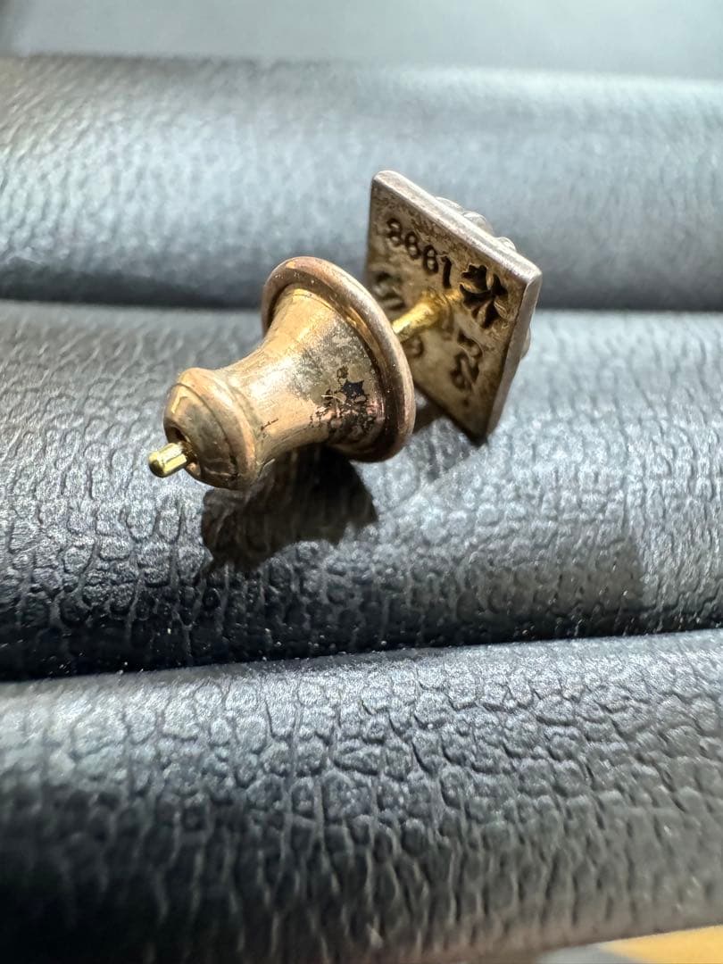 早い者勝ち！CHROME HEARTS STUD PYRAMID