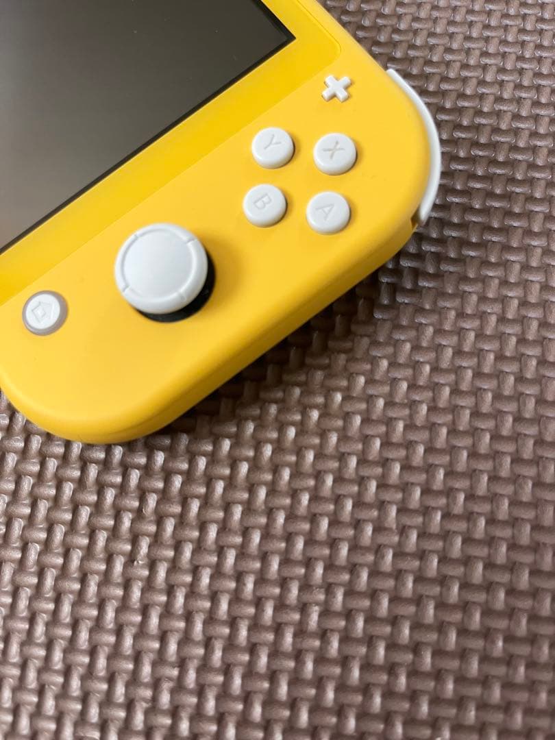 Nintendo switch light イエロー