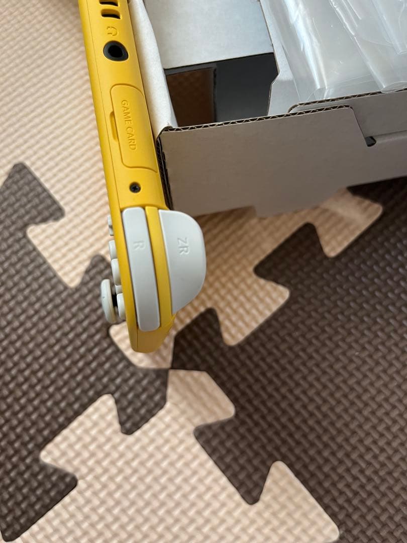 Nintendo switch light イエロー