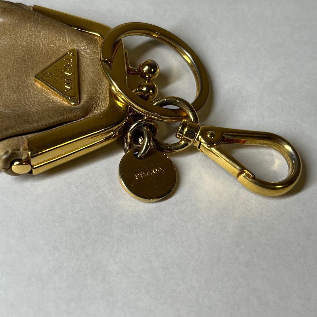 プラダ PRADA がま口 キーホルダー チャーム ベージュ 1AR71
