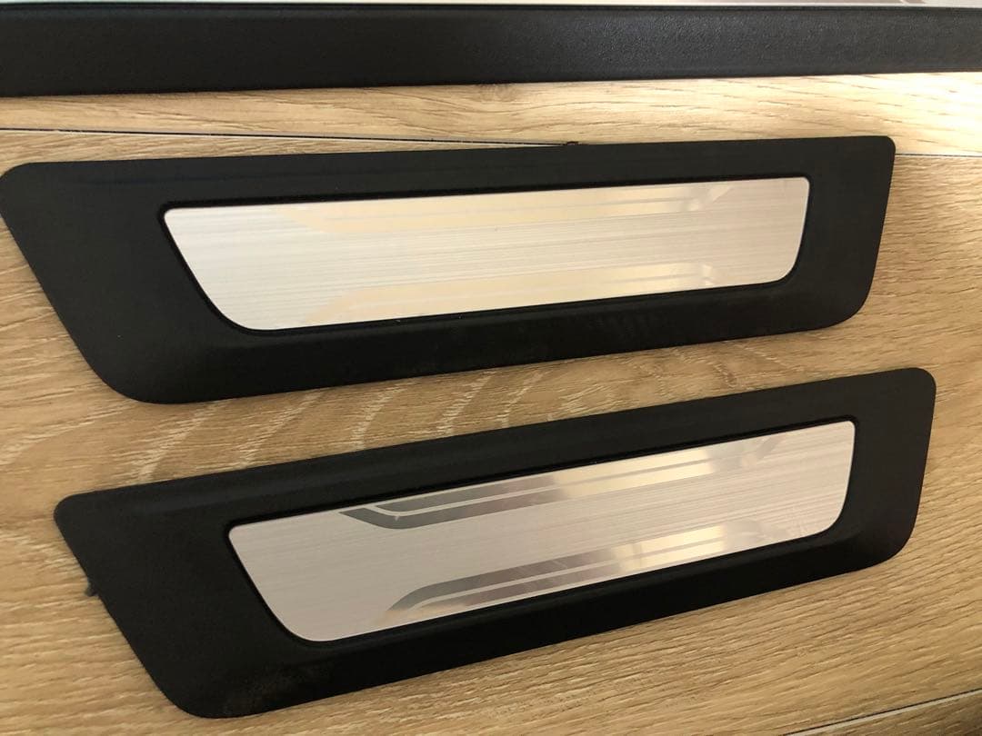 日産　純正イルミキッキングプレート