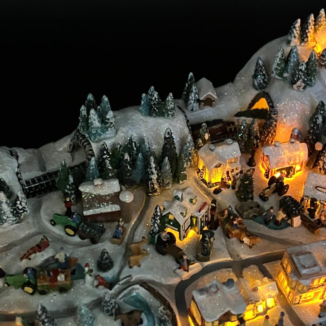トーマスキンケード　雪景色　村のクリスマス列車　ミニチュア　ジオラマ　ライト