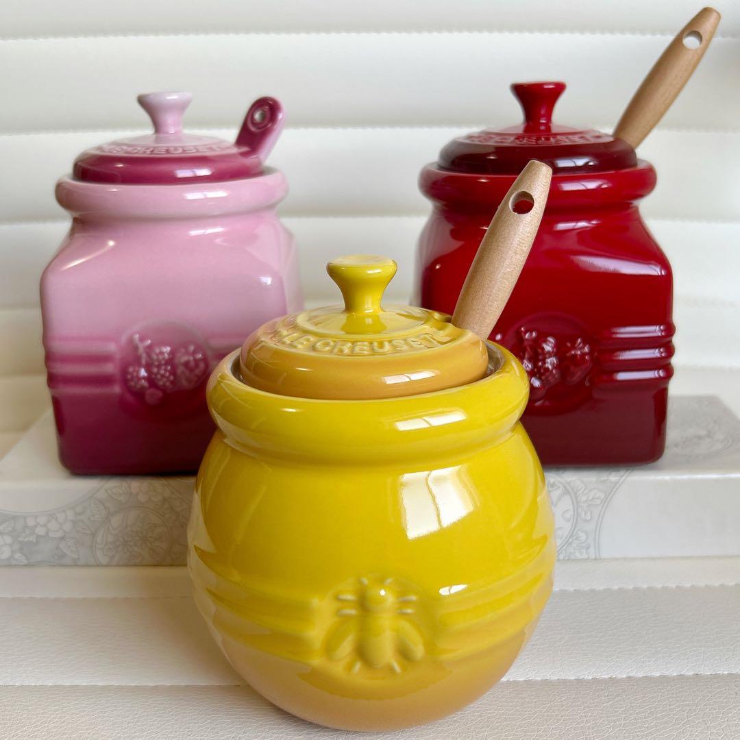 ル・クルーゼ　ベリー　ジャムポット 2個　スパチュラ付き　調味料入れ　レッド　赤