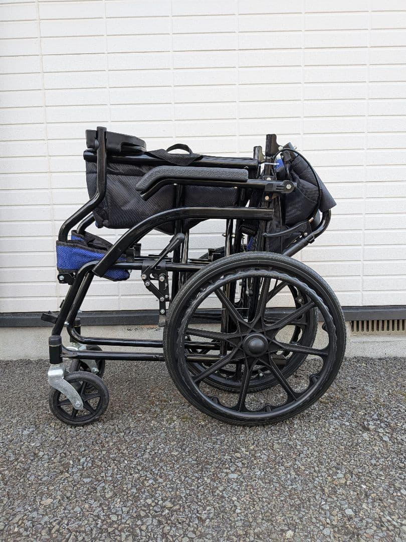 【送料無料】自走式 車椅子 折りたたみ ノーパンクタイヤ 介助ブレーキ