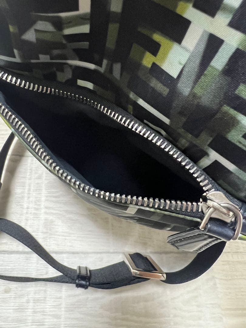FENDIズッカ カモフラージュボディーバックワンショルダー♡ナイロンブラック