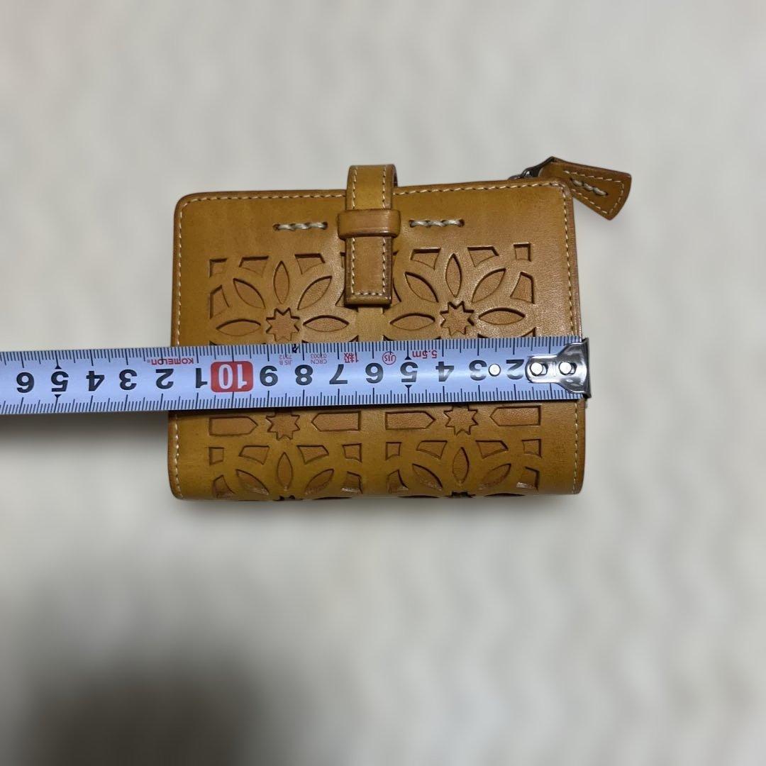 (美品) genten ゲンテン　カットワークレザー　二つ折り財布　オシャレ